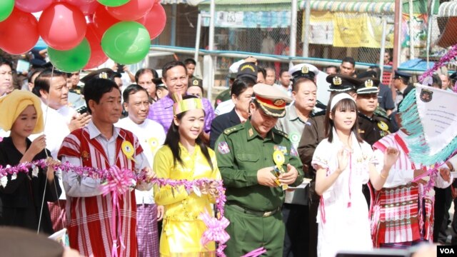 ျမ၀တီ-မဲေဆာက္ နယ္စပ္ဂိတ္ဖြင့္ပြဲအခမ္းအနား (ဓာတ္ပံု-ဗြီအိုေအျမန္မာပိုင္း) ၂၈ ၾသဂုတ္ ၂၀၁၃