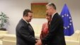 Srpski premijer Ivica Dačić rukuje se sa premijerom Kosova Hašimom Tačijem, u prisustvu visoke predstavnice EU Ketrin Ešton