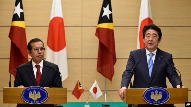 Tổng thống Đông Timor Taur Matan Ruak (trái) và Thủ tướng Nhật Shinzo Abe trong cuộc họp báo chung tại Tokyo ngày 15/3/2016.