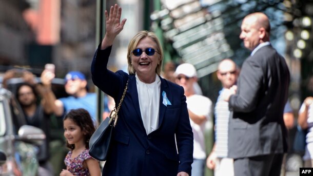 ABŞ prezidentliyinə demokrat namizəd Hillari Klinton Nyu Yorkda qızı Çelsinin mənzilində dincəldikdən sonra tərəfdarlarını salamlayır