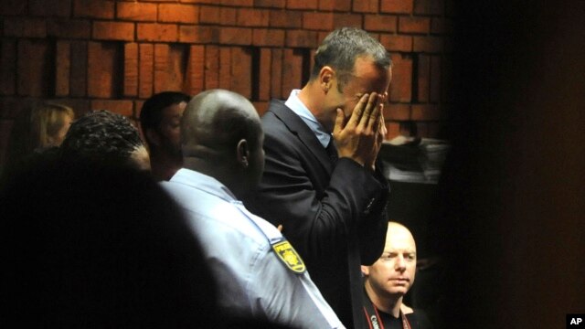 Oscar Pistorius, 26 ans, a laissé tomber son visage dans ses mains en entendant son inculpation.