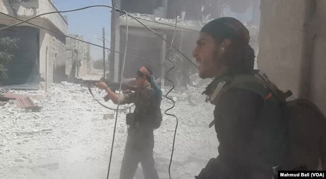 Syrian Democratic Forces fighters engage with ISIS militants during street fighting in Manbij. (M. Bali/VOA)