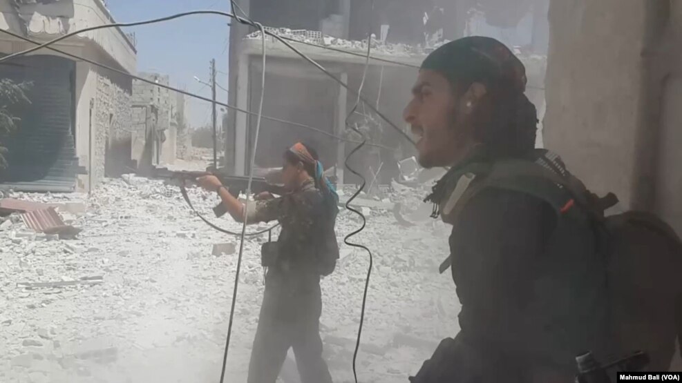 Các thành viên của Lực Lượng Dân Chủ Syria chiến đấu chống lại phiến quân Hồi giáo IS tại Manbj, ngày 29 tháng 7 năm 2016. 