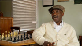 法律窗口:前重刑犯通过下国际象棋重塑人生 华盛顿市国际象棋老师尤金•布朗 (视频截图)