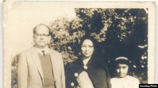 শহীদ অধ্যাপক জ্যোতির্ময় গুহঠাকুরতা তাঁর স্ত্রী বাসন্তী গুহঠাকুরতা এবং কন্যা মেঘনাগুহঠাকুরতার সঙ্গে। ( মেঘনা গুহঠাকুরতার সৌজন্য প্রাপ্ত) 