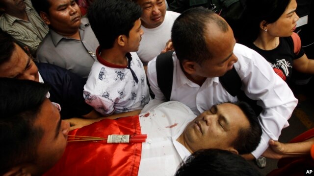 The body of Cambodian political analyst Kem Ley is carried away by his supporters to a Buddhist pagoda in Phnom Penh, Cambodia, July 10, 2016.