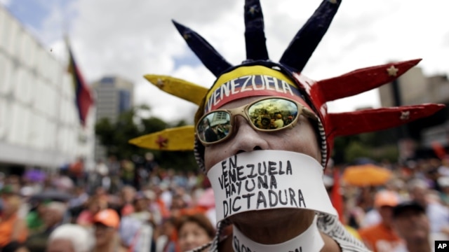 "En Venezuela hay dictadura", dice un opositor al gobierno de Chávez. La oposición quiere explicar esa idea en la OEA.