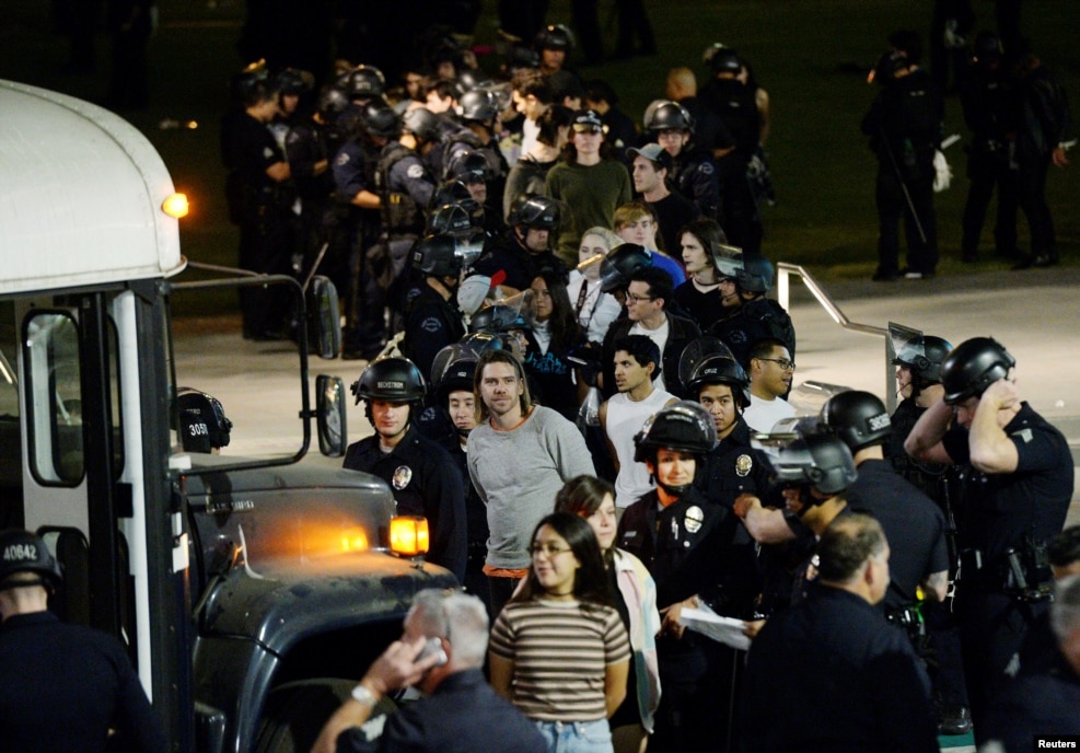 在洛杉磯市由於示威中的違規行為而被警察拘留的人（2016年11月11日）