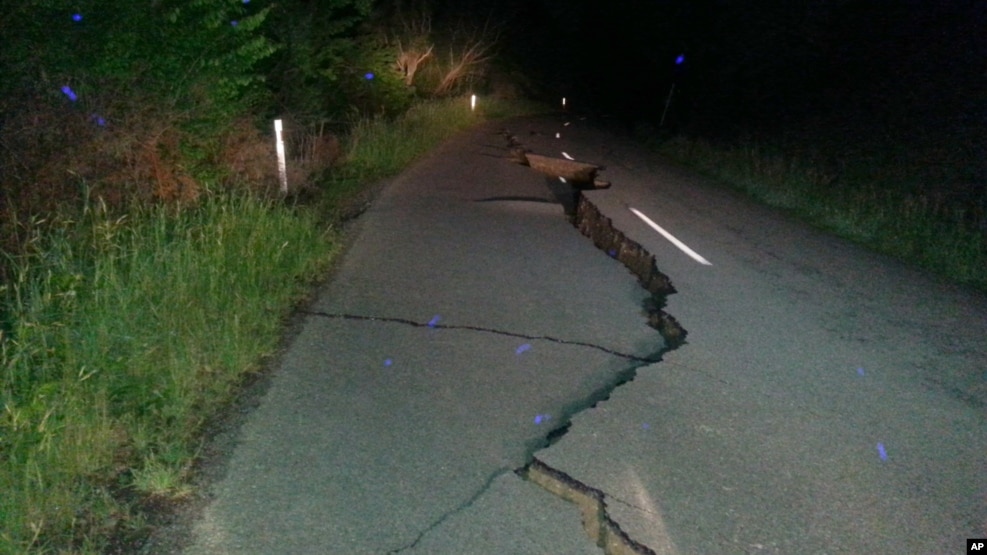 Một con đường cách Christchurch 2 giờ lái xe bị nứt sau trận động đất sáng 14/11.