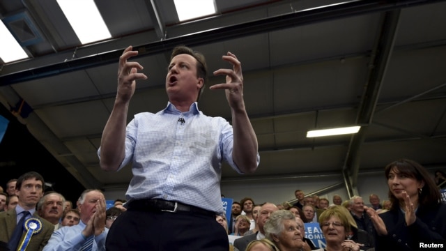 El primer ministro británico, David Cameron, se dirige a activistas en Carlisle, en el norte de Inglaterra.