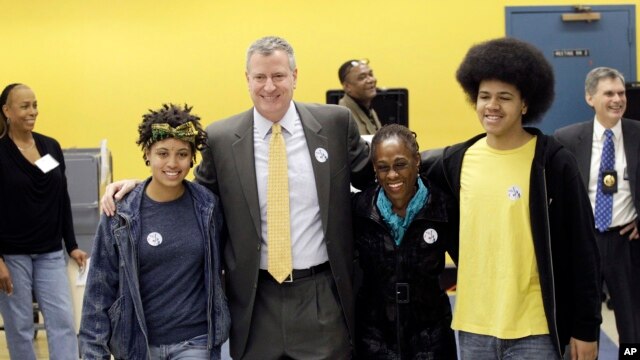 Gia đình đa chủng tộc của ông Bill de Blasio sau khi bỏ phiếu tại Brooklyn, New York ngày 5/11/2013.