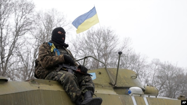 Binh sĩ Ukraine ngồi trên xe bọc thép giữa thị trấn miền đông Debaltseve và Artemivsk, ngày 16/2/2015.