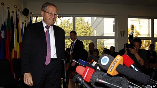 Klaus Regling, chief executive of the European Financial Stability Facility, arrives for a press conference in Beijing, China, October 28, 2011.