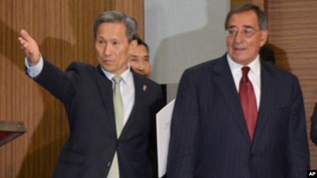 Rep. of Korea Minister of National Defense Kim Kwan-jin and U.S. Secretary of Defense Leon Panetta at the Ministry of National Defense, October 28, 2011.