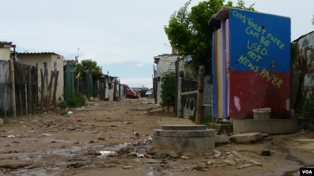 Wassup activists say the government should do more to maintain the community's environment in Diepsloot, South Africa, December 2012. (VOA/S. Honorine)