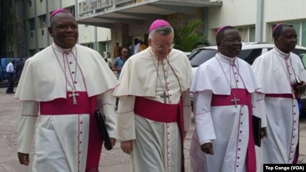 Deuxième de la gauche, Monseigneur Luis Mariano Montemayor, Nonce apostolique en RDC, marche avec des évêques congolais avant l’ouverture du dialogue politique, à Kinshasa, RDC, 8 décembre 2016. (VOA/Top Congo)