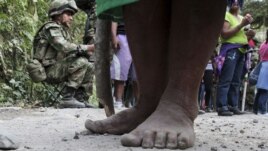 Los pies de una campesina en Colombia. Una matanza en el departamento de Antioquia dejó 10 campesinos muertos y uno herido.