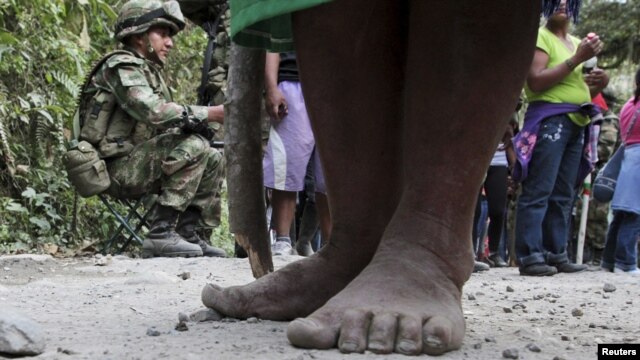 Los pies de una campesina en Colombia. Una matanza en el departamento de Antioquia dejó 10 campesinos muertos y uno herido.