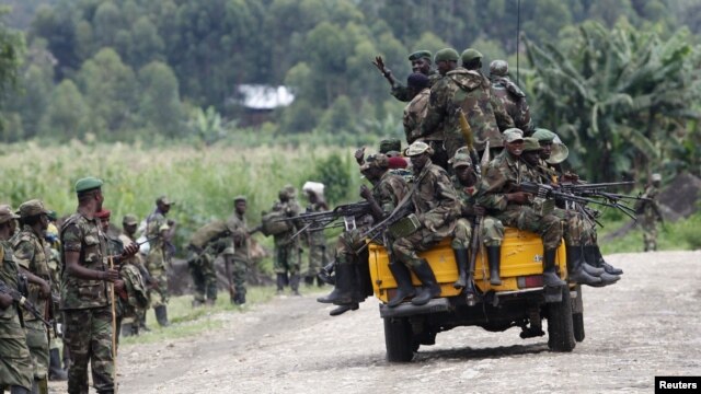 'Yan tawayen M23 sukwe zaune cikin wata mota lokacinda suke shirin janyewa daga wani gari dake gabashin kasar.