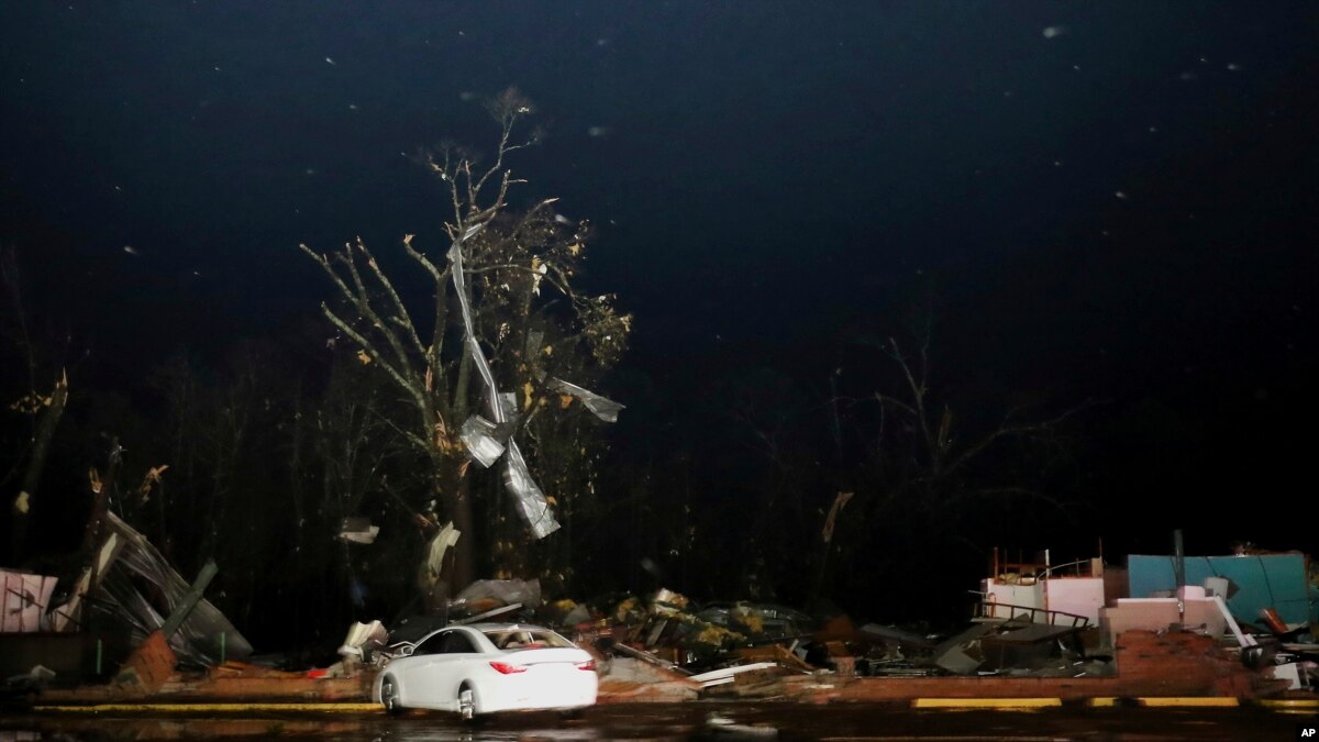 Tornado, fuertes lluvias e inundaciones causan tormentas en sur EE.UU.