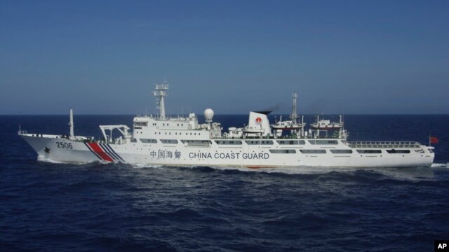 Tàu hải cảnh Trung Quốc số hiệu 2506 trong khu vực cách đảo Senkaku hay Điếu Ngư ở biển Hoa Đông 66km. (Ảnh: AP/Lực lượng Tuần duyên Khu vực 11 Nhật Bản)