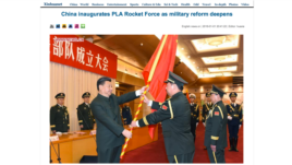 Ảnh chụp từ Xinhuanet cho thấy Chủ tịch Trung Quốc Tập Cận Bình bổ nhiệm Tướng Lý Tác Thành làm tư lệnh Quân chủng Lục quân, ở Bắc Kinh, 31/12/2015.