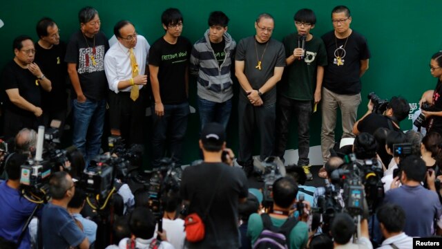 Thủ lĩnh sinh viên Joshua Wong (thứ hai từ bên phải) nói chuyện với truyền thông tại Hong Kong, ngày 9/10/2014. 