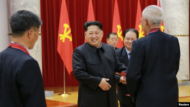 Lãnh tụ Bắc Triều Tiên Kim Jong Un dự lễ trao giải thưởng cho các nhà khoa học hạt nhân và những người đóng góp cho thành công của vụ thử nghiệm bom hydro ngày 13/1/2016.