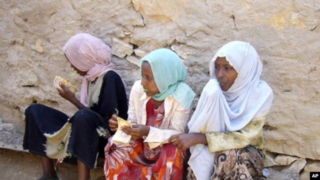 Ethiopian young girls waiting to travel to Yemen in Bossaso, the commercial city of the semi-autonomous region of Puntland and the launching pad of the people trying to cross the Gulf of Aden to Yemen. (File Photo)