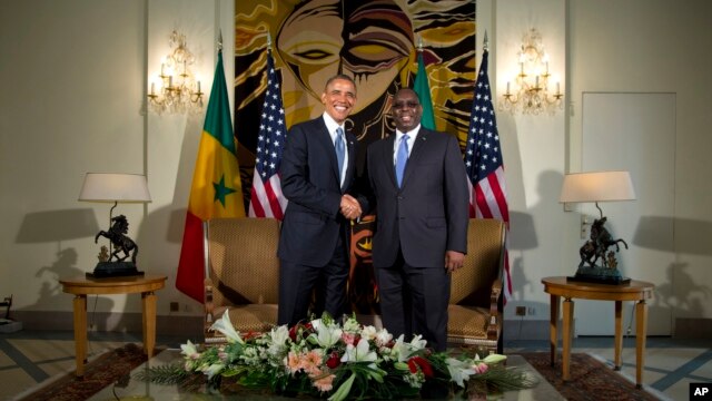 Tổng thống Hoa Kỳ Barack Obama (trái) và Tổng thống Nam Phi Macky Sall của Senegal trong cuộc họp tại dinh tổng thống ở Dakar, Senegal, 27/6/13