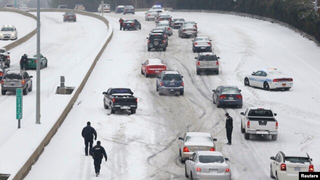 Tại hai bang North và South Carolina, nhiều người phải bỏ xe ở dọc đường vì bão tuyết.