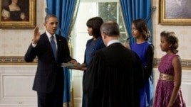 Babban jojin Amurka, John Roberts, yana rantsar da Shugaba Barack Obama a Fadar White House, Lahadi 20 Janairu, 2013.