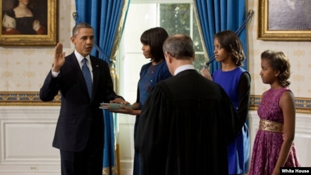 Babban jojin Amurka, John Roberts, yana rantsar da Shugaba Barack Obama a Fadar White House, Lahadi 20 Janairu, 2013.