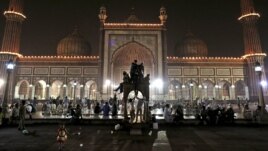 Trẻ em Hồi giáo Ấn Độ ở New Delhi leo lên bệ đá vui đùa khi chấm dứt tháng chay Ramadan để mở đầu lễ Eid al-Fitr, 19/8/12