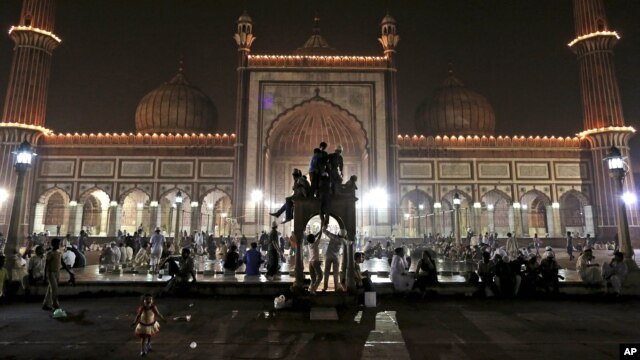 Trẻ em Hồi giáo Ấn Độ ở New Delhi leo lên bệ đá vui đùa khi chấm dứt tháng chay Ramadan để mở đầu lễ Eid al-Fitr, 19/8/12