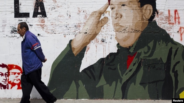 Un hombre pasa en Caracas junto a un mural con la figura de Chávez,  cuya salud ha sufrido nuevas complicaciones en La Habana.