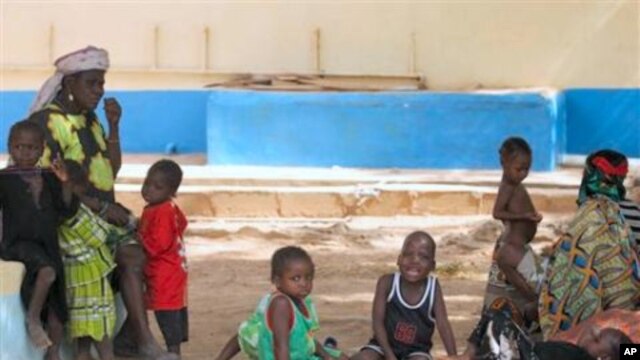 Children suffering from lead poisoning wait to see medical workers, in Gusau, Nigeria, 09 Jun 2010