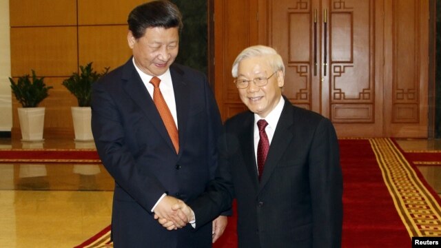 Chủ tịch Trung Quốc Tập Cận Bình (trái) và Tổng Bí thư Đảng Cộng sản Việt Nam Nguyễn Phú Trọng bắt tay tại Văn phòng Trung ương Đảng ở Hà Nội, Việt Nam.