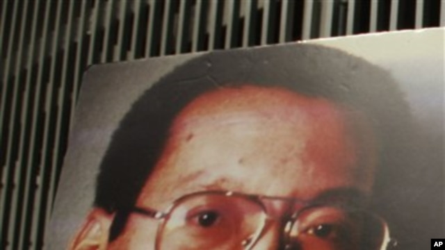 Pro-democracy activists in Hong Kong hold pictures of Chinese dissident Liu Xiaobo (file photo)