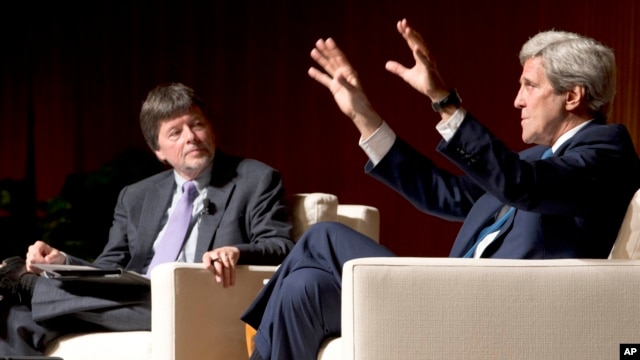 Ngoại trưởng Mỹ John Kerry trao đổi với đạo diễn phim tài liệu Ken Burns (trái) về những trải nghiệm liên quan tới Chiến tranh Việt Nam hôm 27/4.