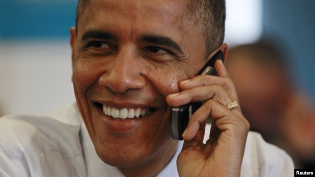 Contente. Obama ao telefone depois de ter sido declarado vencedor das eleições