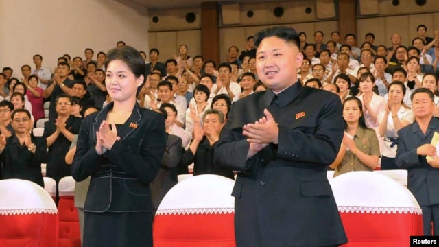 Lãnh đạo Bắc Triều Tiên Kim Jong Un và vợ Ri Sol-Ju dự buổi tình diễn của ban nhạc mới thành lập Moranbong, tại Bình Nhưỡng, 9/7/12