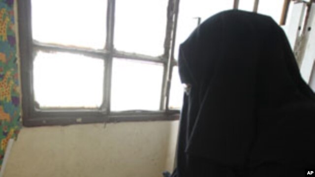 A veiled woman casts her vote during the second day of the parliamentary run-off elections at a polling station in Cairo, December 6, 2011.