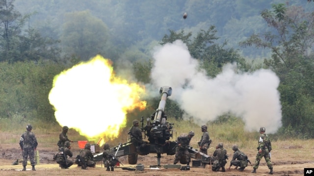 A South Korean army 155 mm howitzer fires in a live fire drill during the annual exercise in Paju, south of the demilitarized zone that divides the two Koreas, September 21, 2012. 