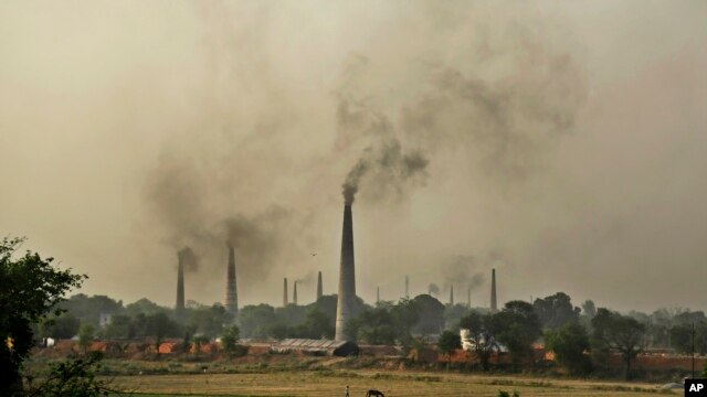 Khói bốc lên từ các nhà máy ở New Delhi, Ấn Độ.