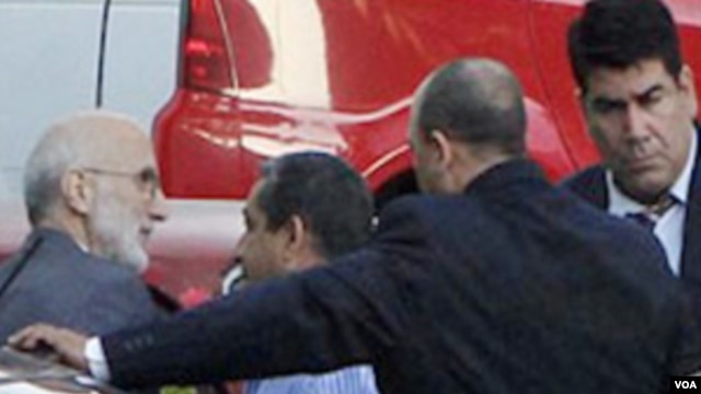 El contratista Alan Gross (izq) cuando era llevado a juicio en La Habana hace cuatro años.