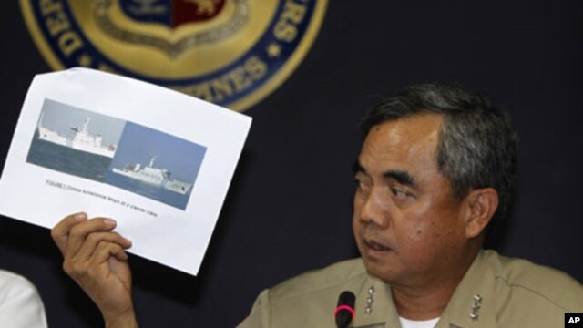Phó đô đốc Alexander Pama trình bày các hình ảnh tàu giám sát Trung Quốc ngăn chặn một chiếc tàu của hải quân Philippines bắt giữ ngư dân Trung Quốc đánh bắt cá bất hợp pháp, ngày 11/4/2012 