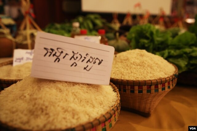 ការដាក់​តាំង​បង្ហាញ​ផលិតផល​កសិកម្ម​នៅ​ក្នុង​វេទិកា​កសិករ​ស្ត្រី​ឆ្នើម​ក្នុង​រាជធានី​ភ្នំពេញ កាលពីថ្ងៃទី៨ ខែមីនា ឆ្នាំ២០១៦។ (ហ៊ាន សុជាតា/VOA)