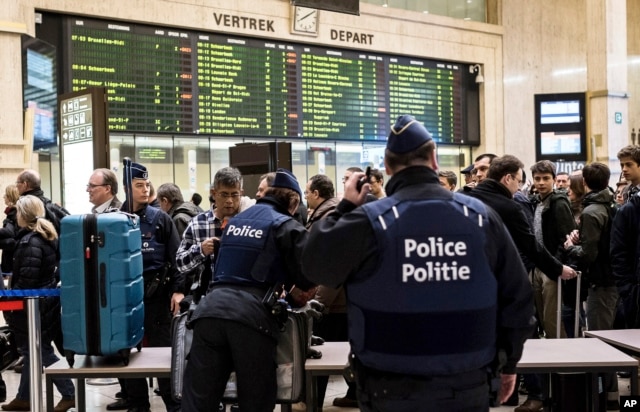 Cảnh sát khám xét túi của hành khách tại nhà ga chính ở Brussels, ngày 23/3/2016.