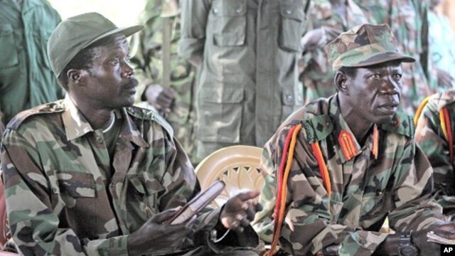 Kushoto ni kiongozi wa kundi la LRA Joseph Kony